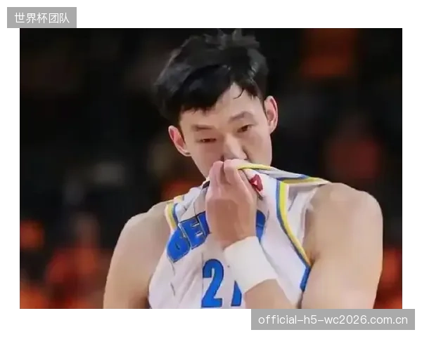 周琦篮下强攻受阻于上海队高效的内线轮转防守体系。